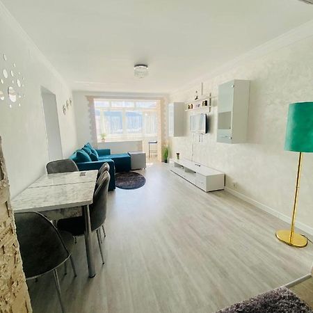 Apartament Tiron In Centru Orasului Гура Хуморулуй Екстериор снимка