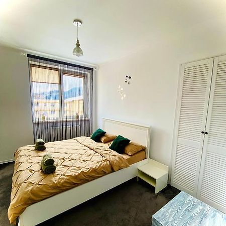 Apartament Tiron In Centru Orasului Гура Хуморулуй Екстериор снимка