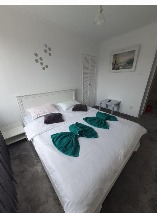 Apartament Tiron In Centru Orasului Гура Хуморулуй Екстериор снимка
