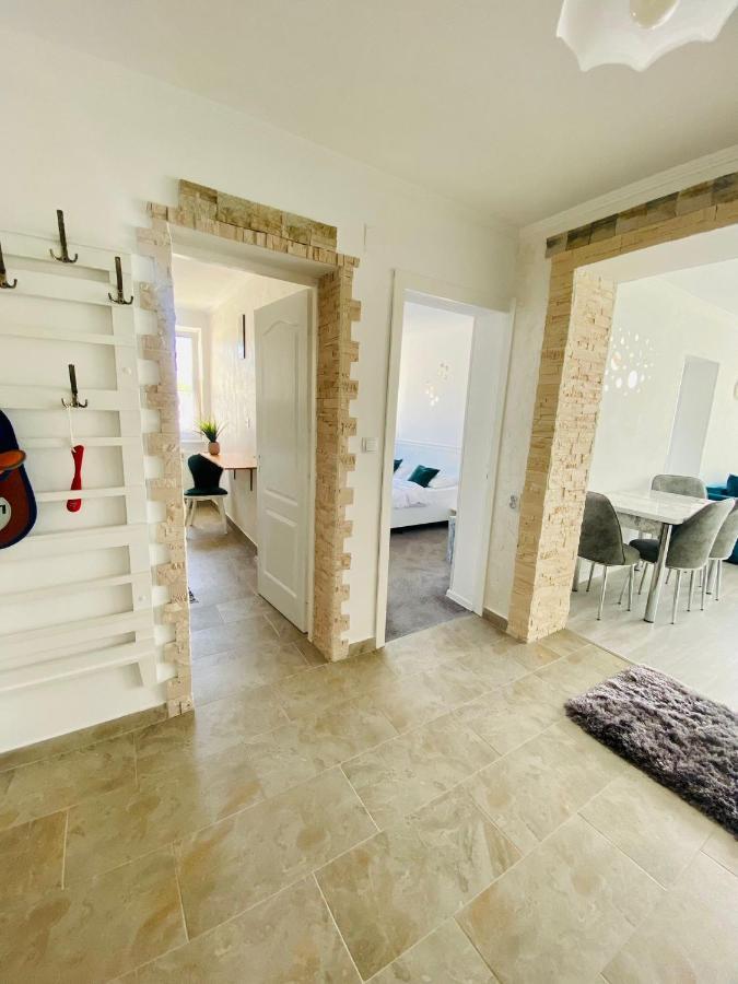 Apartament Tiron In Centru Orasului Гура Хуморулуй Екстериор снимка