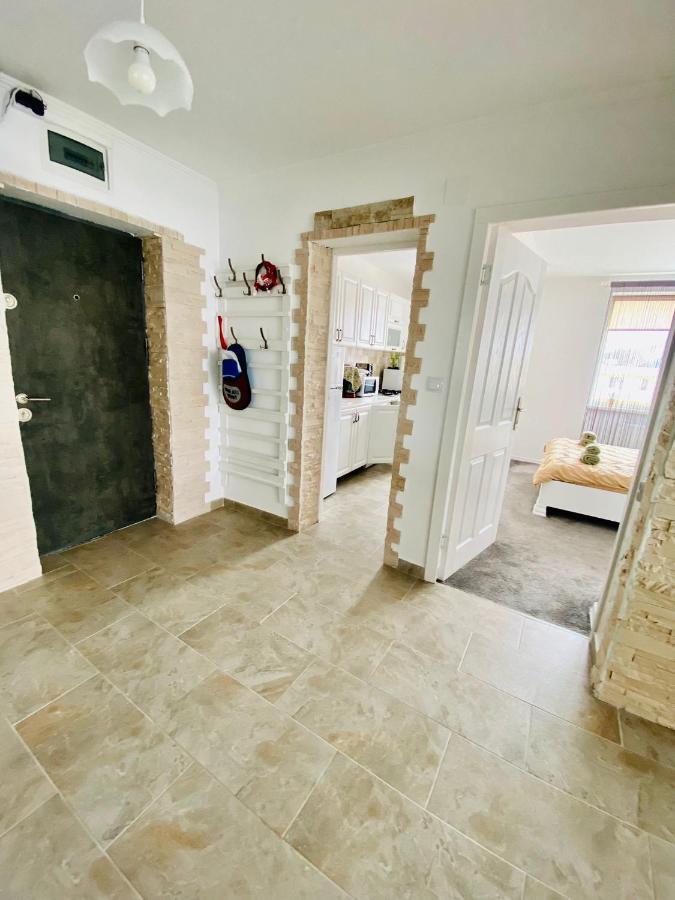 Apartament Tiron In Centru Orasului Гура Хуморулуй Екстериор снимка